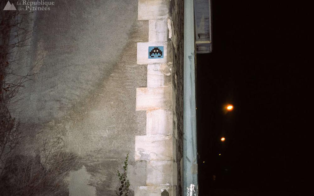 Invader - Background image